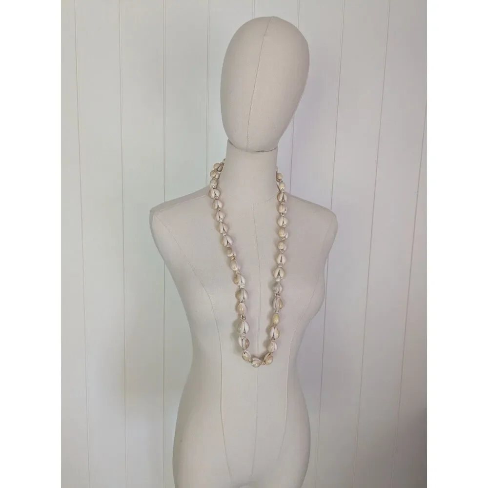 Vintage tan cowrie shell necklace - 18